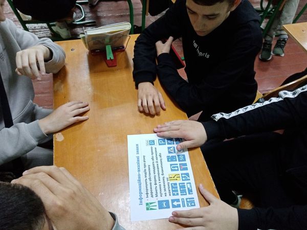 Виховний захід “Знавці правил дорожнього руху”