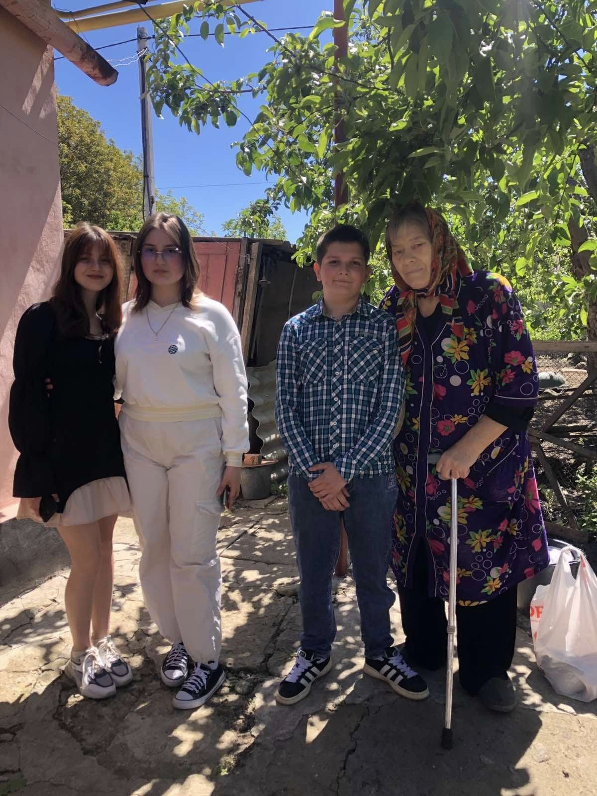 В ліцеї №5 було проведено Тиждень добрих справ . В рамках цієї акції здобувачі освіти передали продуктові набори людям похилого віку та допомогли їм по господарству .