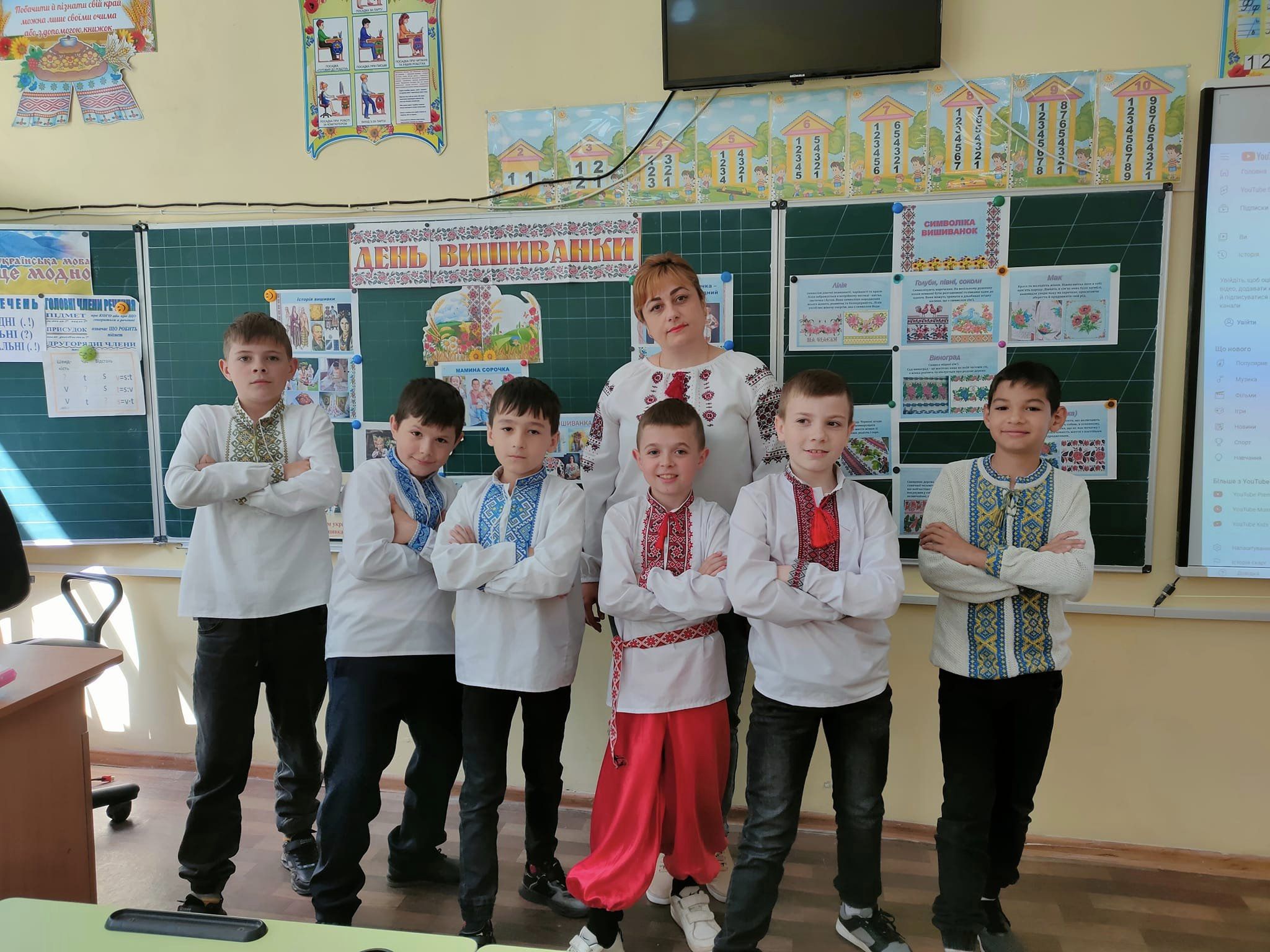 З Днем вишиванки, Україно! Будь мирною, щасливою, вільною та незалежною! А нам усім бажаю носити вишиванку з гордістю та насолодою. Слава Україні!
