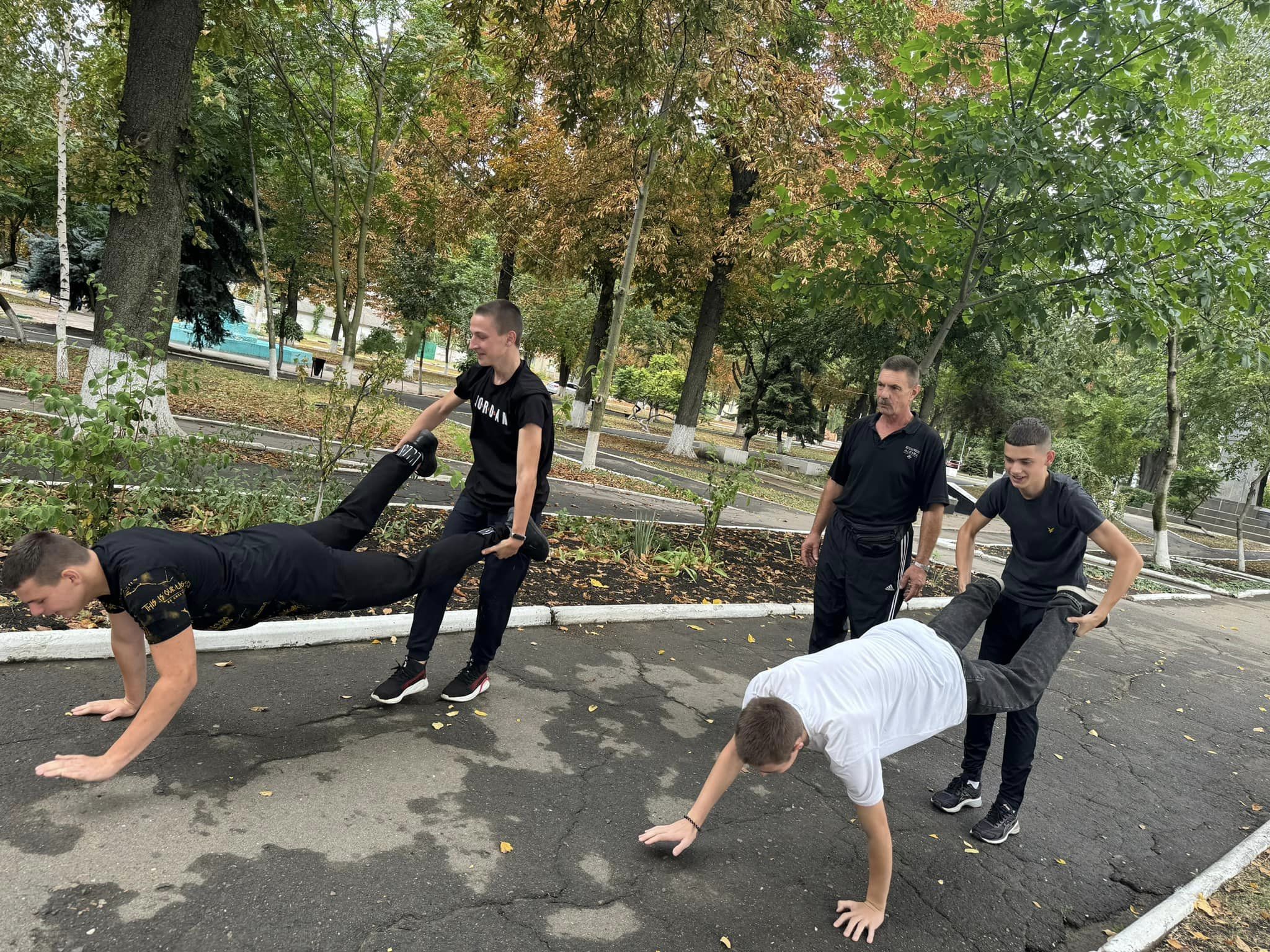 Запалює та рухає ОЛІМПІЙСЬКИЙ ТИЖДЕНЬ в ліцеї №5 Подільської міської ради, присвячений Дню фізичної культури та спорту