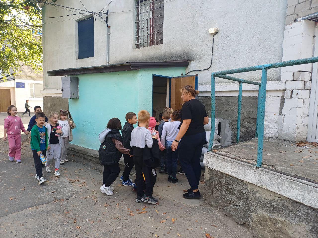 Евакуація учасників освітнього процесу до захисної споруди цивільного захисту під час повітряної тривоги.