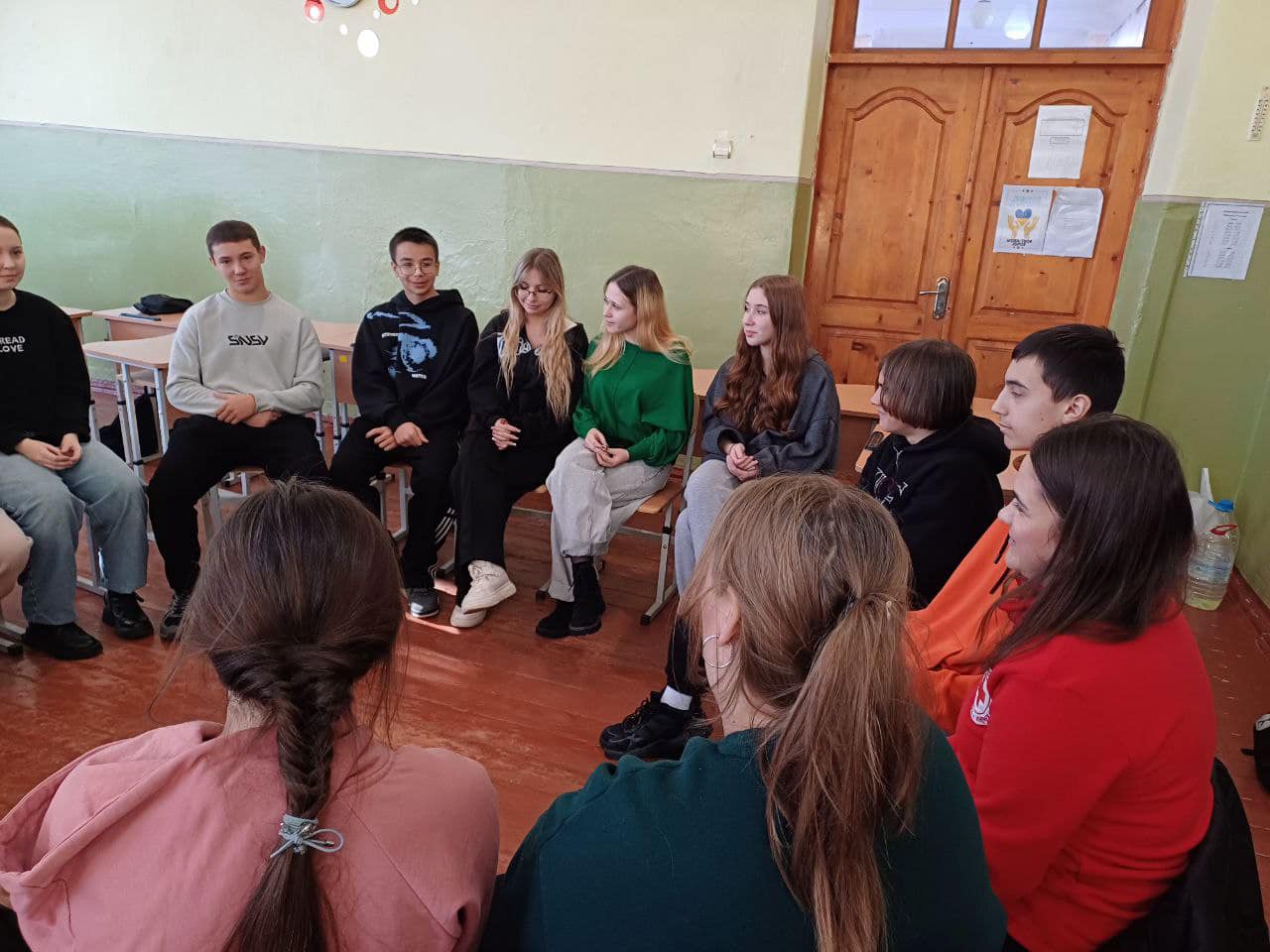 25 листопада в ліцей №5 завітали представники Червоного Хреста . Здобувачі освіти мали змогу прослухати теоретичних матеріал та закріпити отримані знання на практиці. Крім того , все супроводжувалось жвавою дискусією та обговорення життєвих ситуаціях, в які колись потрапляли учні та їх рідні.