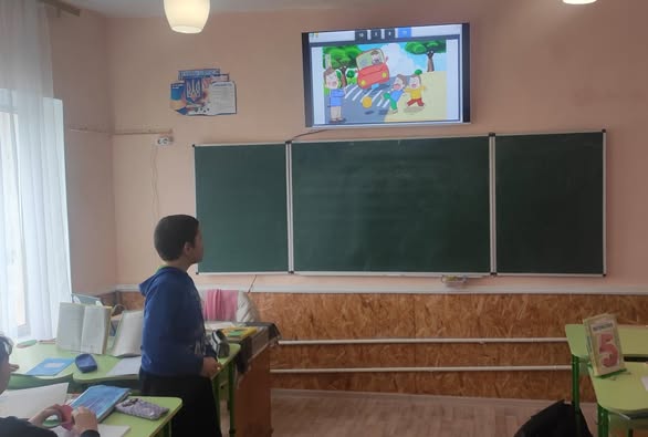 В рамках тижня « Безпеки дорожнього руху» в 5-А класі на уроці математики учні в ігровій формі закріпили знання з теми “Дільники та кратні” та повторили правила дорожнього руху.